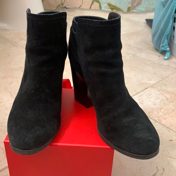 Black suede Kenneth Cole Reaction booties - Picture 2 of 15